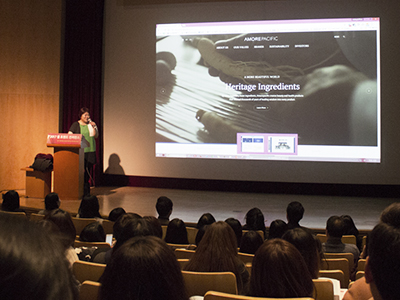 아모레퍼시픽 사이트 화면을 보며 설명 중인 김은주 대표