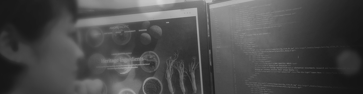 컴퓨터 모니터를 보는 모습