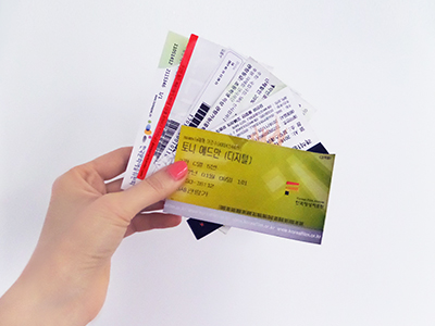 손에 티켓 여러 장을 쥐고 있는 모습